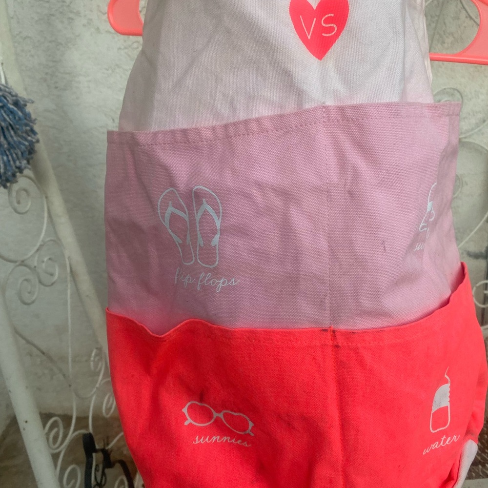 Pink Victoria’s Secret tote🩷🤍